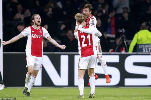 Ajax ăn mừng bàn thắng gỡ hòa 1-1