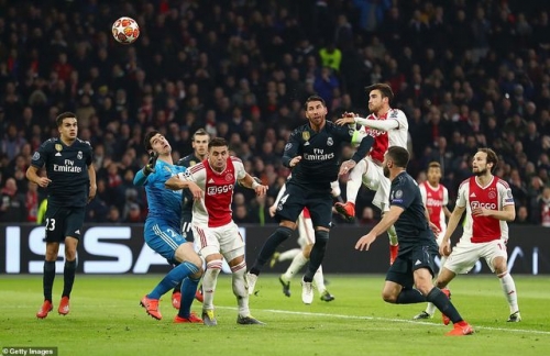 Ajax một lần không được công nhận bàn thắng khi trọng tài xem lại công nghệ VAR