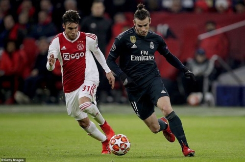 Bale bị các cầu thủ Ajax theo rất sát