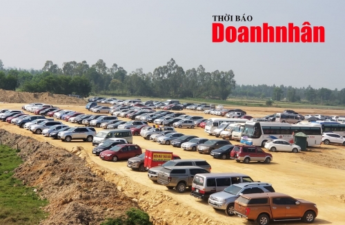 Bãi giữ xe ôtô nằm trong khu vực Tiểu dự án cải thiện VSMT Khu du lịch chùa Hương Tích