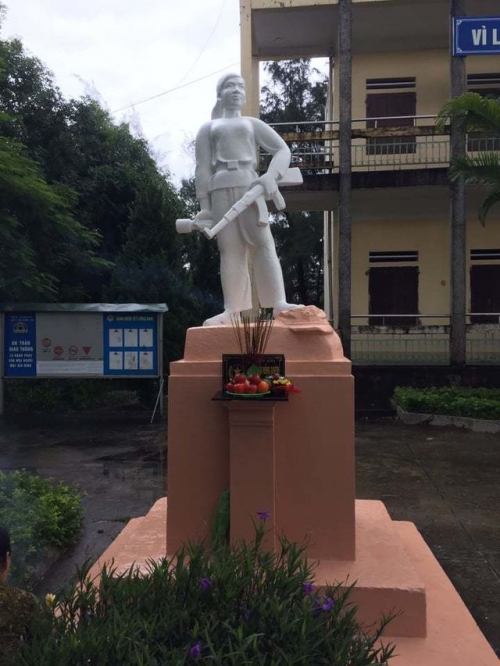 Tượng liệt sĩ Hoàng Thị Hồng Chiêm được đặt tại sân trường Bình Ngọc (ảnh ông Hoàng Như Lý cung cấp)