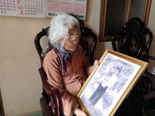 Bà Chu gìn giữ tấm ảnh bà chụp cùng anh Chinh lúc 9 tháng tuổi.