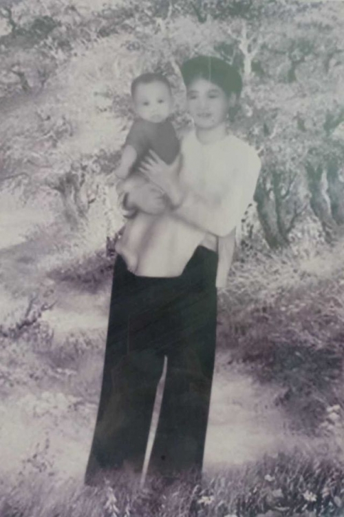 Tấm ảnh duy nhất bà Chu chụp cùng con trai - liệt sỹ Lê Đình Chinh.