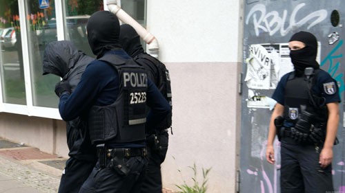 Một nghi phạm mafia bị bắt trong cuộc bố ráp ở Berlin năm 2018 Ảnh: DPA