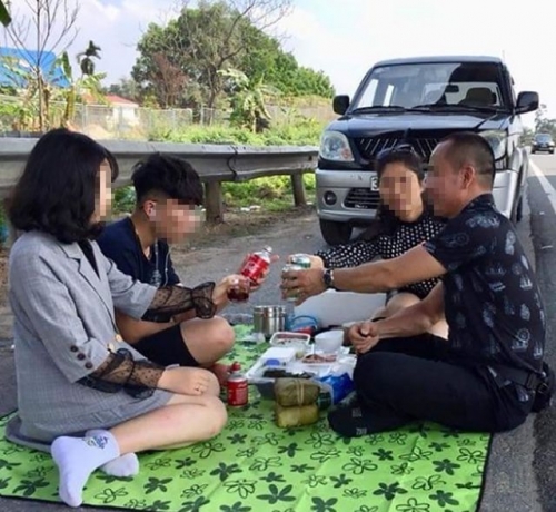Anh H.C.V. cùng người thân “mở tiệc” ở làn dừng khẩn cấp trên cao tốc Nội Bài - Lào Cai rồi phát trực tiếp lên Facebook (Ảnh chụp màn hình).
