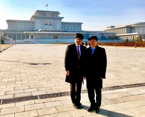 Phó Thủ tướng, Bộ trưởng Ngoại giao Phạm Bình Minh (bên phải) và Đại sứ đặc mệnh toàn quyền Việt Nam tại Triều Tiên Lê Bá Vinh - Ảnh: Đại sứ quán Việt Nam tại Triều Tiên
