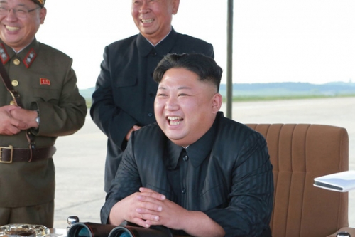Nhà lãnh đạo Triều Tiên Kim Jong-un được cho là sẵn sàng chấp nhận việc tháo dỡ và cho phép kiểm tra một nhà máy hạt nhân quan trọng. Ảnh: AP