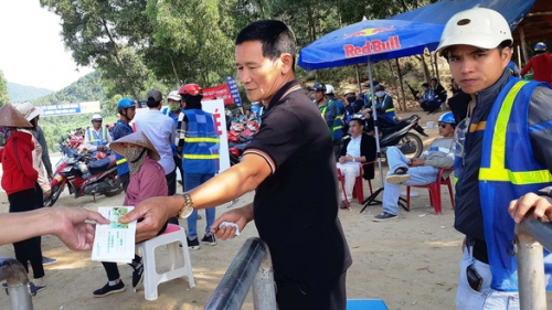 Nhân viên Công ty Hương Tích kiểm soát vé du khách vào vãn cảnh chùa Hương Tích - Ảnh: VĂN ĐỊNH