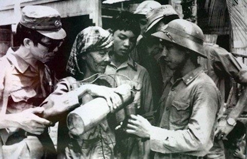 Bà mẹ Campuchia rót nước cho các chiến sĩ quân tình nguyện Việt Nam. Ảnh tư liệu