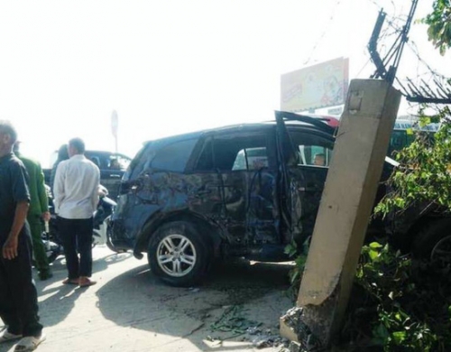 Chiếc xe biển xanh của Kho bạc Nhà nước tỉnh Thanh Hóa liên quan đến vụ tai nạn 8 người thương vong