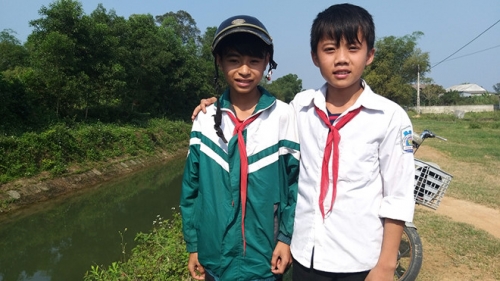 Em Nguyễn Văn Chương (áo khoác xanh) và em Nguyễn Phi Anh đã cứu sống 2 em nhỏ bị đuối nước dưới kênh ẢNH PHẠM ĐỨC