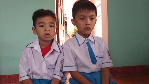 Nguyễn Tiến Thành (phải) và Lê Trần Quang Trường may mắn được cứu sống khi bị đuối nước dưới kênh  ẢNH PHẠM ĐỨC