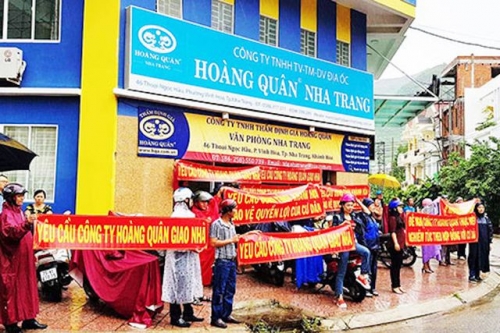 Người dân đòi chủ đầu tư giao nhà tại dự án Nhà ở xã hội HQC Nha Trang (Ảnh: Nam An)