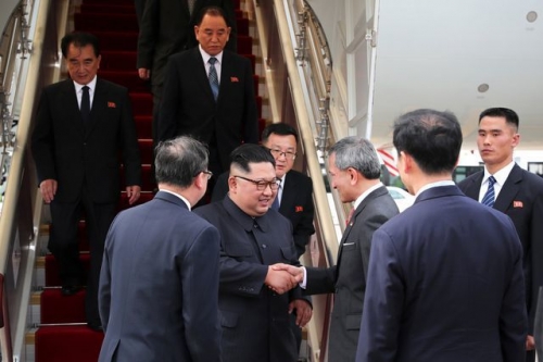 Ngoại trưởng Singapore Vivian Balakrishnar tiếp đón ông Kim Jong-un và phái đoàn tại sân bay. (Ảnh: Reuters)