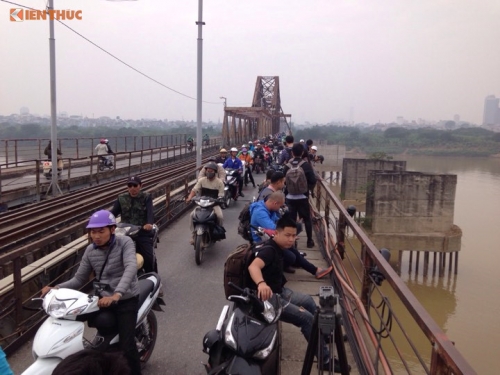 Đám đông hiếu kỳ tụ tập trên cầu Long Biên xem vớt bom dưới sông Hồng.