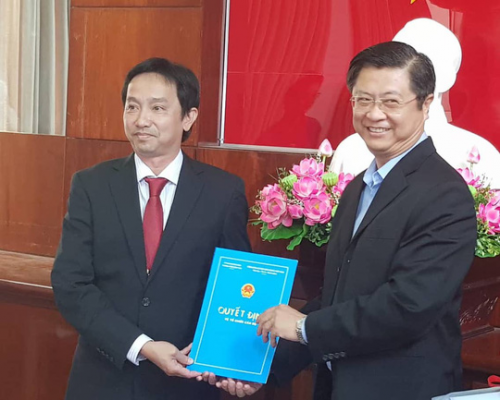 Ông Trương Quang Hoài Nam (bìa phải) trao quyết định bổ nhiệm cho ông Lê Tiến Dũng
