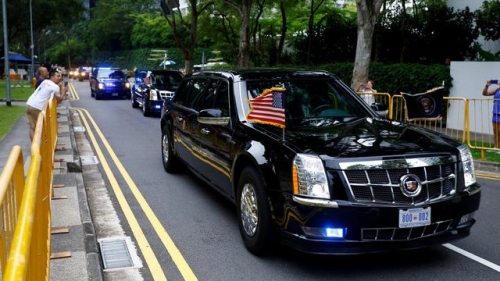 Đoàn siêu xe hộ tống Tổng thống Trump trong chuyến đi tới Singapore. (Ảnh: Reuters)