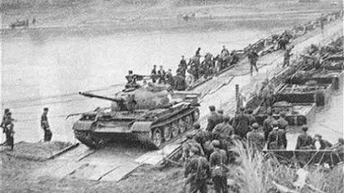 Quân Trung Quốc vượt cầu phao xâm lược Việt Nam ở biên giới phía Bắc năm 1979. Ảnh tư liệu