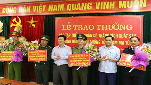 Chủ tịch UBND tỉnh Đặng Quốc Khánh trao thưởng cho đại diện các đơn vị đánh án.