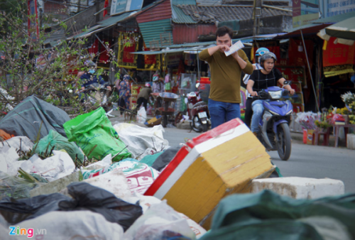 Lượng rác ùn ứ thành đống nhiều ngày không được xử lý ở thị xã Kỳ Anh (Hà Tĩnh) khiến cuộc sống người dân đảo lộn. Ảnh: Phạm Trường.