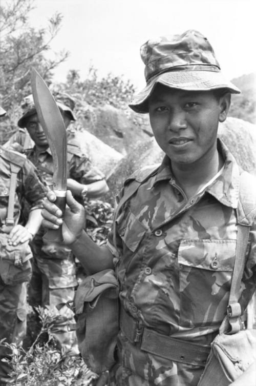Một lính Gurkha cầm dao kukri trong cuộc diễn tập ở Hong Kong vào năm 1979. (Ảnh: SCMP)