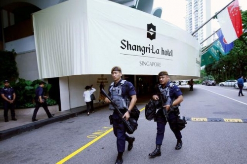 Đặc nhiệm Gurkha tuần tra bên ngoài khách sạn Shangri-la tại Singapore - nơi diễn ra nhiều sự kiện quan trọng. (Ảnh: Reuters)