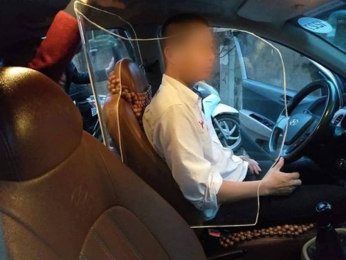 Hình ảnh xe taxi có khoang chắn bảo vệ tài xế lan truyền trên mạng xã hội mấy ngày gần đây.