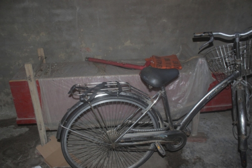 Tài sản quý giá nhất của bà Lài là chiếc quan tài sắm sẵn và chiếc xe đạp cũ kỹ. Ảnh: Sơn Nguyễn.