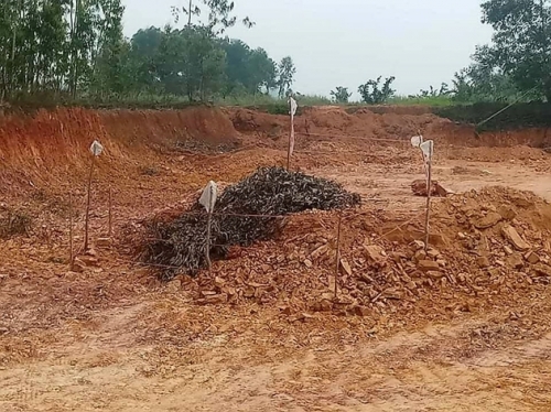 Khu vực đồi đất ở thôn Tứ Xuyên nơi phát hiện vật thể nghi Bom đang được khoanh vùng bảo vệ chờ lực lượng chuyên môn đến xác minh, xử lý