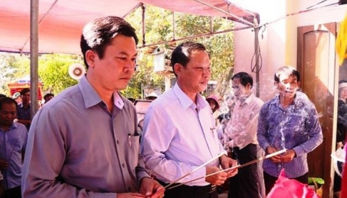 Ông Phạm Trương, Bí thư Huyện ủy huyện Hoài Nhơn (phải) và ông Cao Thanh Thương, Chủ tịch UBND huyện Hoài Nhơn thắp hương cho vợ chồng xấu số.