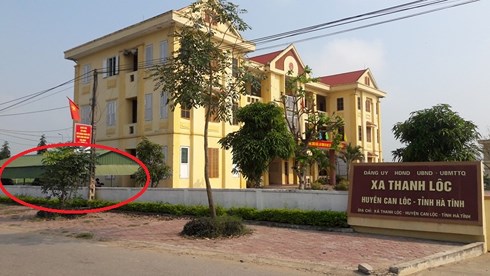 Vị trí chiếc xe bị mất nằm ngay cạnh phòng làm việc của Công an xã Thanh Lộc.