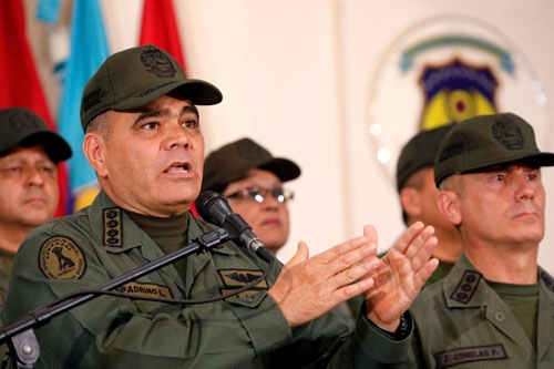 Bộ trưởng Quốc phòng Venezuela Vladimir Padrino (thứ hai từ trái sang). Ảnh: Reuters.