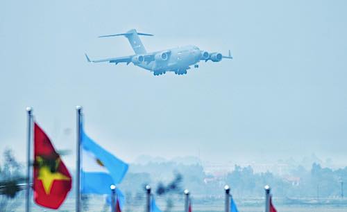 Chiếc Máy bay C-17 Globemaster III chở theo phương tiện, đồ dùng và một chiếc trực thăng phục vụ Tổng thống Mỹ. Ảnh: Giang Huy