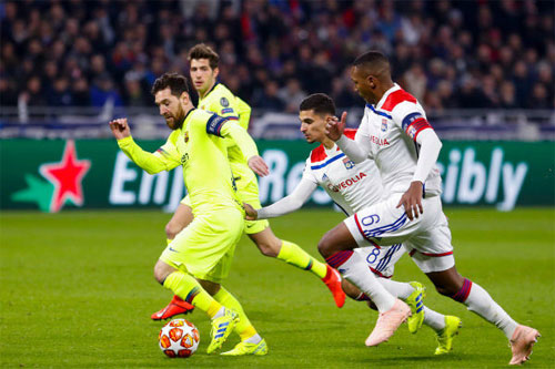 Messi luôn bị kèm chặt. Ảnh: Reuters