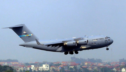 Máy bay C-17 Globemaster III chở phương tiện phục vụ Tổng thống Mỹ đáp xuống sân bay Nội Bài lúc hơn 13h ngày 20/2. Ảnh: Bá Đô