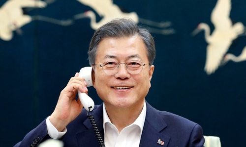 Tổng thống Hàn Quốc Moon Jae-in điện đàm với Tổng thống Mỹ Donald Trump hôm 19/2. Ảnh: Yonhap.