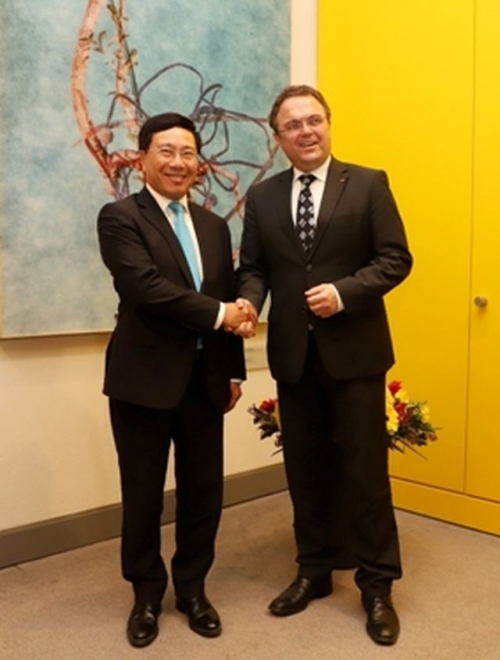 Phó Thủ tướng Phạm Bình Minh gặp Phó Chủ tịch Quốc hội Liên bang Đức Hans Peter Friedrich.