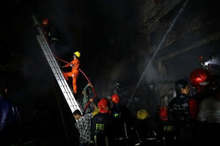 Hoạt động chữa cháy gặp khó khăn do tòa nhà chứa hóa chất dễ cháy. Ảnh: Reuters