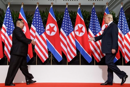 Tổng thống Mỹ Donald Trump và Chủ tịch Triều Tiên Kim Jong-un bắt tay nhau tại hội nghị thượng đỉnh lần 1 ở Singapore tháng 6/2018. (Ảnh: Reuters)