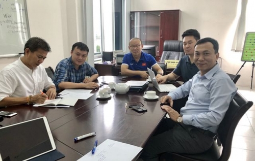 HLV Hoàng Anh Tuấn tham dự buổi họp chuyên môn của thầy Park với VFF (Ảnh: VFF)