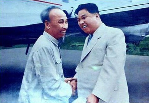 Chủ tịch Hồ Chí Minh bắt tay lãnh đạo Kim Nhật Thành, khi đó là Thủ tướng Triều Tiên, tại Bình Nhưỡng năm 1957. (Ảnh: Hani)