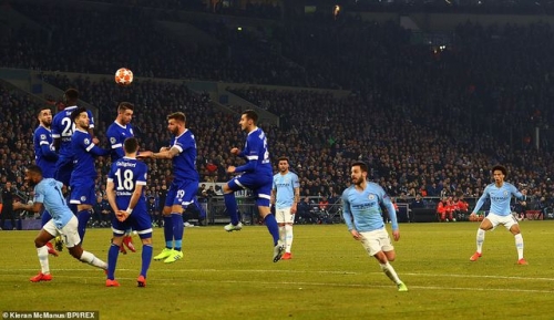 Sane ghi bàn vào lưới đội bóng cũ từ quả đá phạt cách khung thành Schalke chừng 25m