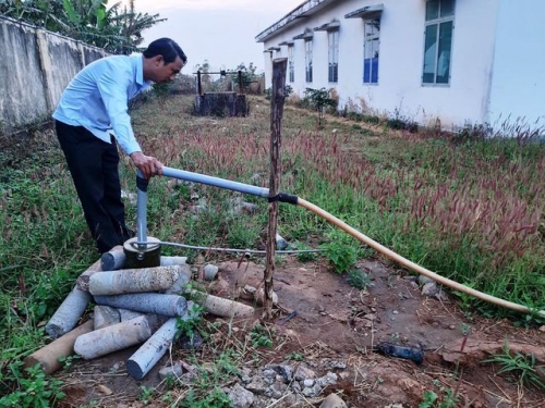 Tuy chưa được đấu thuần nhưng trạm y tế xã Hòa Phú đã có khoan giếng mới và nhà vệ sinh đã được sửa chữa khang trang.
