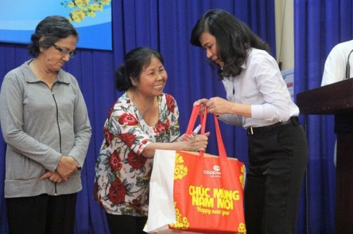 Bà Nguyễn Thị Thu trong một lần tặng quà Tết cho người nghèo tại quận Thủ Đức