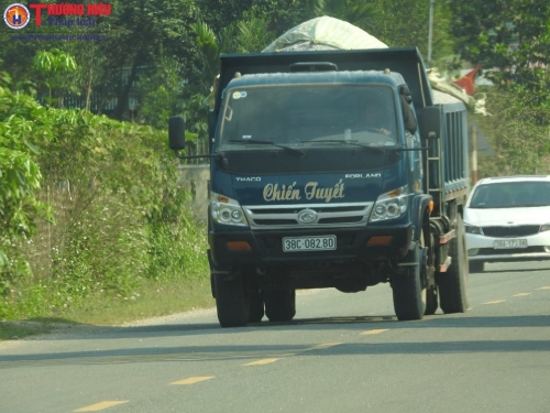 Xe chở vật liệu xây dựng đầy thùng lên cao, che phủ bạt sơ sài tung tăng trên đường mòn Hồ Chí Minh đoạn qua địa phận huyện Hương Khê (Hà Tĩnh).