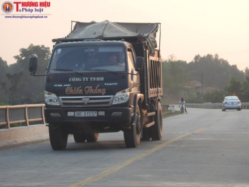 Xe tải vận chuyển keo lá tràm giằng néo sơ sài trên địa bàn xã Hà Linh, huyện Hương Khê (Hà Tĩnh)