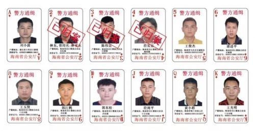 Ảnh nghi phạm được in tên lá bài. Những người ra đầu thú có đóng dấu đỏ. Ảnh: Công an tỉnh Hải Nam, Trung Quốc.