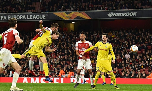 Tình huống không chiến thành bàn của Mustafi, đưa Arsenal vươn lên dẫn 2-1 sau hai lượt trận. Ảnh: AP.