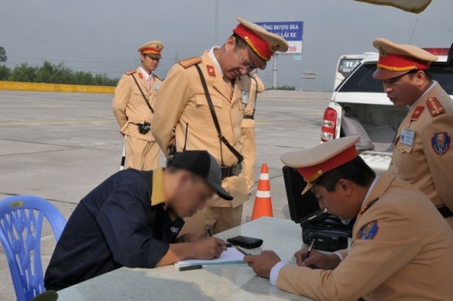 Lực lượng chức năng tổng kiểm soát xe trên cao tốc Hà Nội - Hải Phòng
