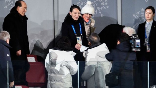 Cú bắt tay lịch sử giữa bà Kim Yo-jong và Tổng thống Hàn Quốc Moon Jae-in tại lễ khai mạc Thế vận hội mùa Đông tháng 2 năm ngoái. (Ảnh: AFP)